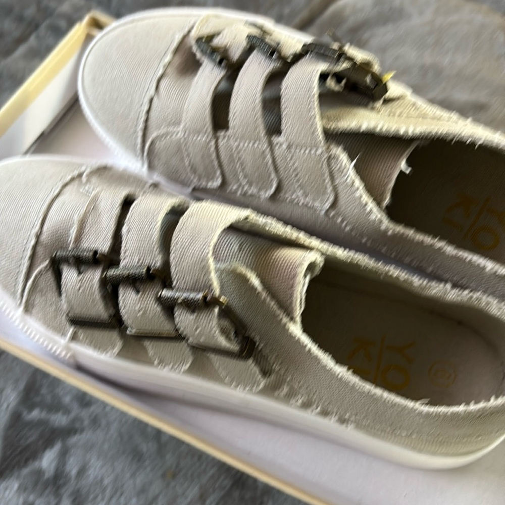 Bentley Size 6  Casuel Shoes
 Never worn 
Flat Light Tan Causal Women Shoes